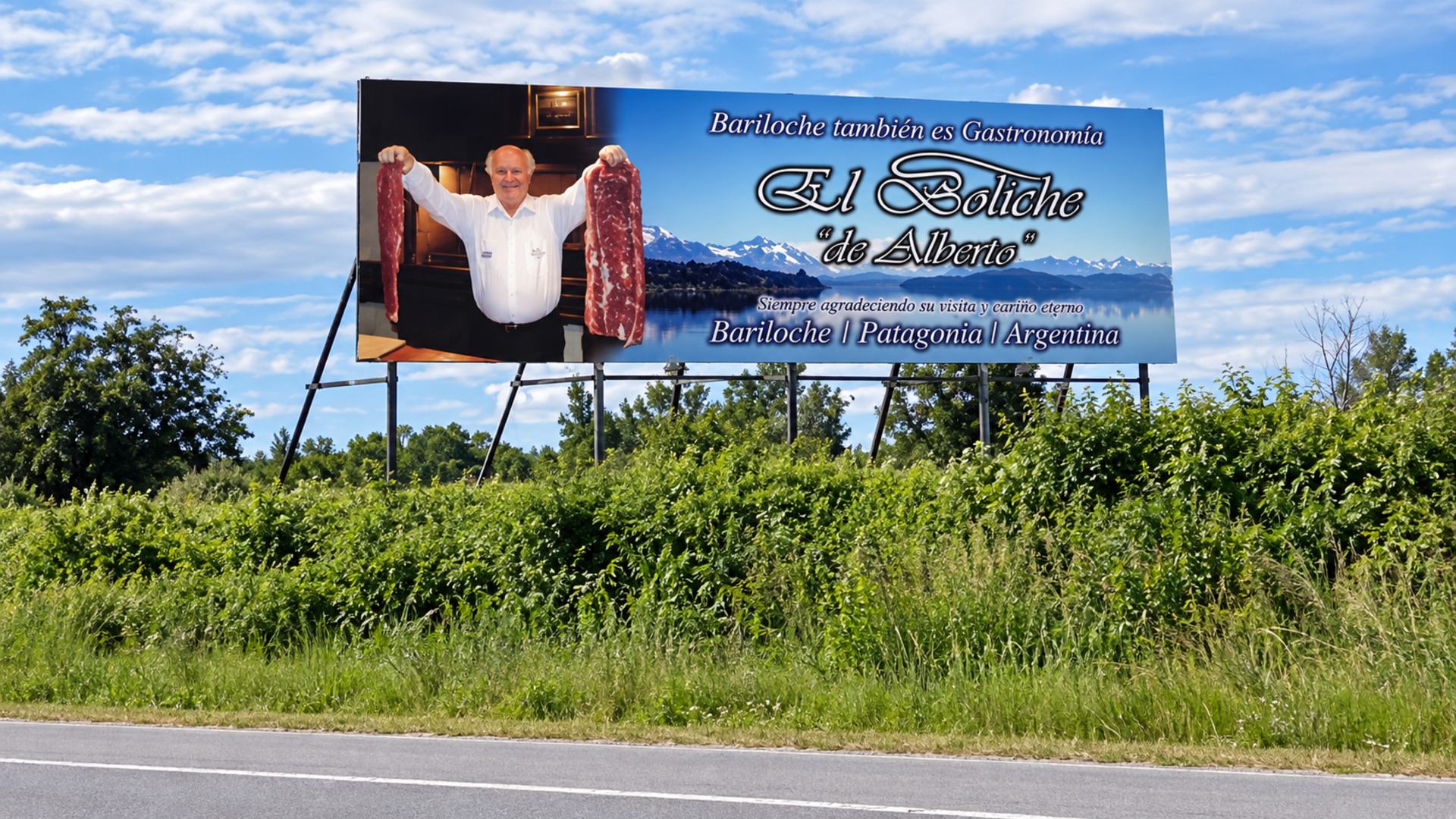 Cartel de Boliche de Alberto instalado junto a una carretera del sur de Chile