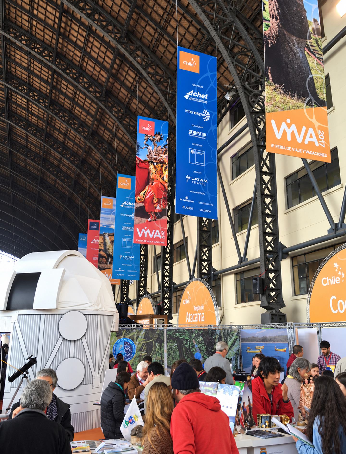 Feria VYVA con gráfica promocional de Chile