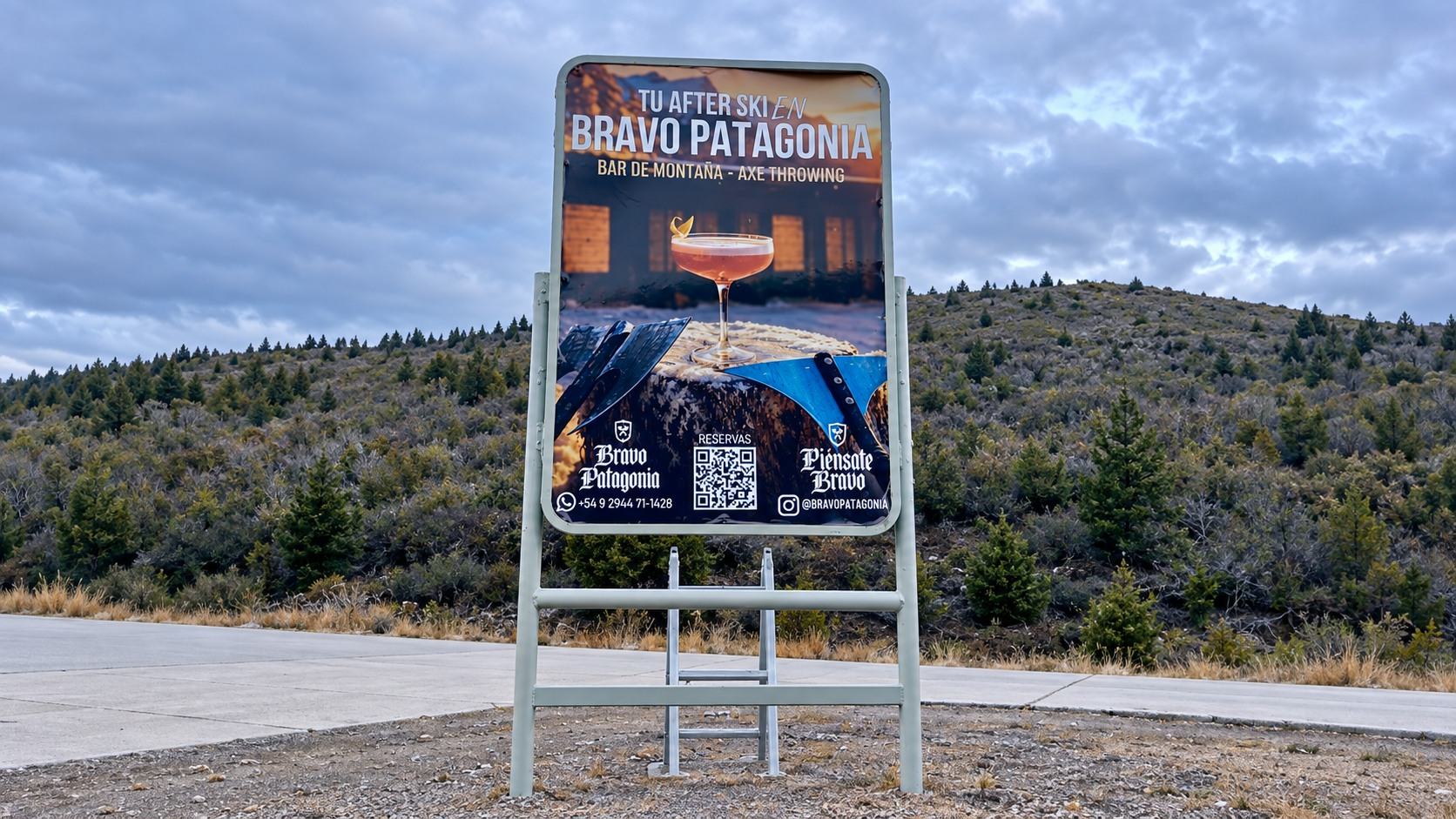 Cartel publicitario con código QR, WhatsApp e Instagram para reservas
