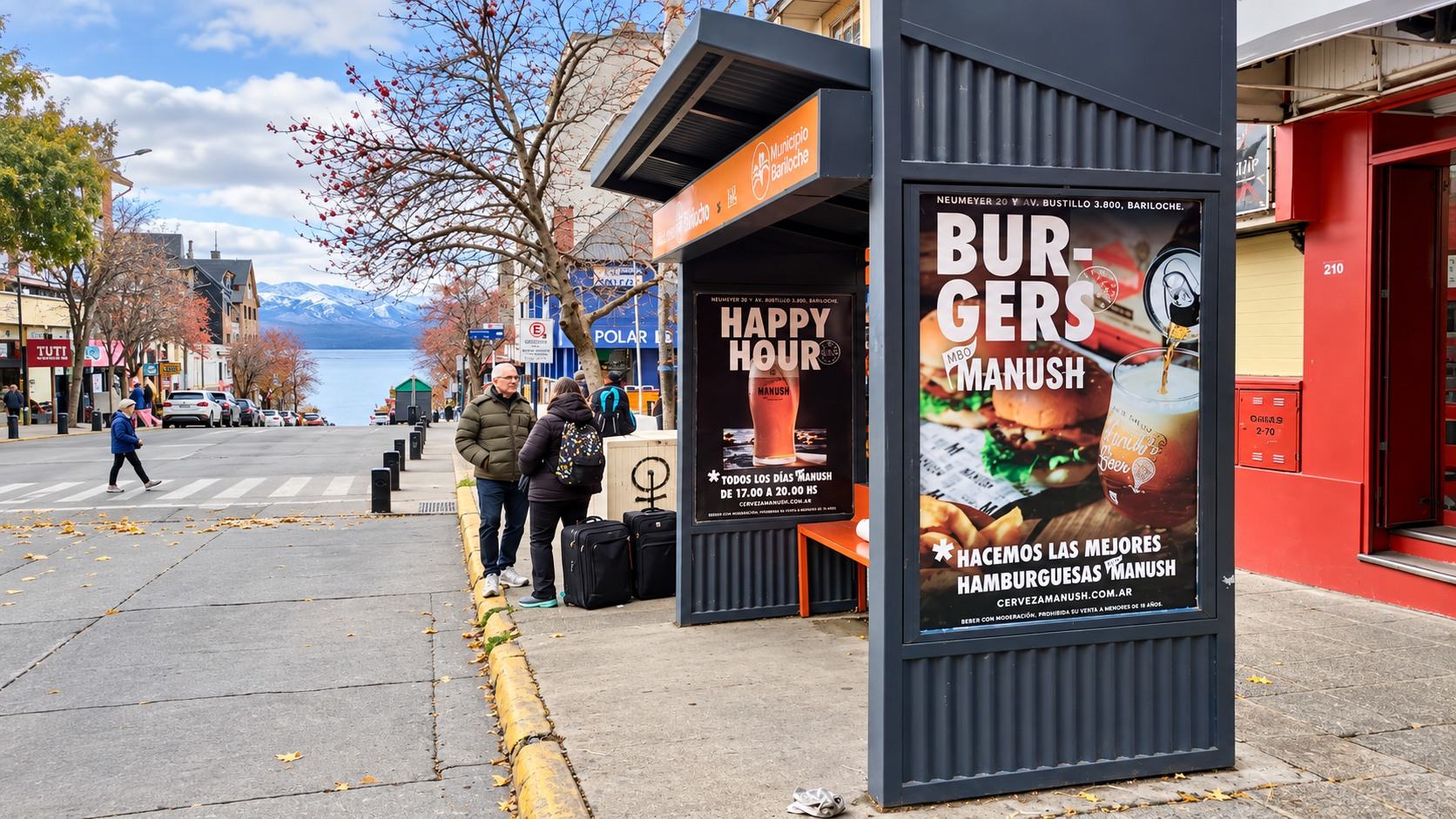 Refugio de pasajeros con publicidad en una esquina céntrica de Bariloche